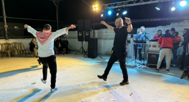 Germencik Belediye Başkanı Burak Zencirci, Muhtarlarla Birlikte Asker Eğlencesine Katıldı ve Zeybek Oynadı