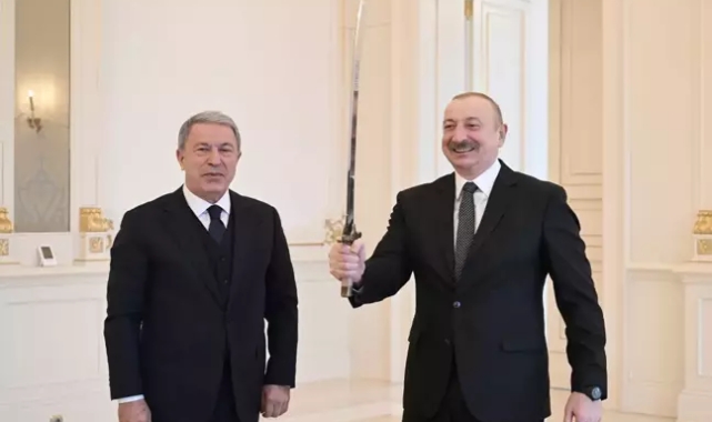 Hulusi Akar'dan Aliyev'e görüşmeye damga vuran hediye