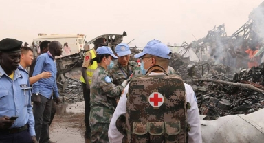 Sudan'da askeri uçak bir evin üzerine düştü