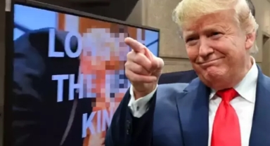 Trump Elon Musk'un ayaklarını öptü