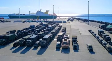 Türkiye'nin yanı başına gemi dolusu silah yığdılar