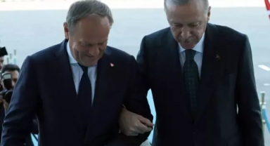 Başbakan yürüyemeyince Erdoğan koluna girdi