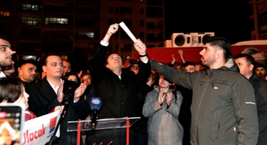 Bornova Belediye Başkanı Ömer Eşki diplomalarını yaktı ve and içti