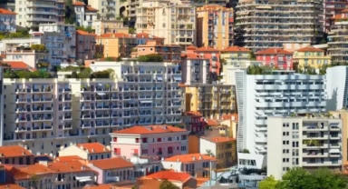 Herkes o evlerden alıyor