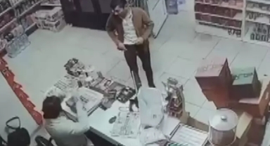 Kasada bulunan kadına cinsel organını gösterdi