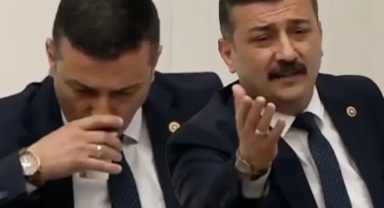 Meclis kürsüsünde su içti uyaranlara kızdı 