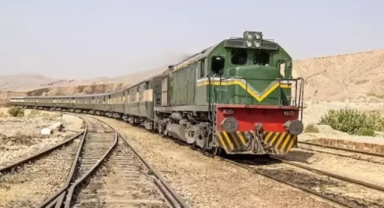 Pakistan'da militanlar 450 yolcuyu rehin aldı