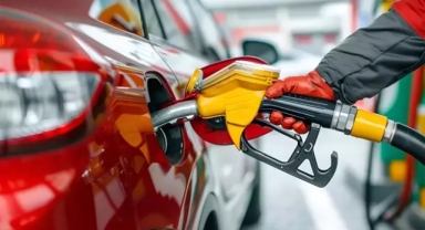 Akaryakıt fiyatlarına hem zam hem indirim bekleniyor