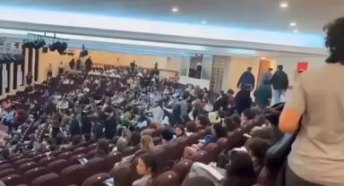 Başhekim kürsüye geldi öğrenciler salonu terk etti