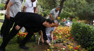 Bornova, Çiçeklerini Kendi Yetiştiriyor: 100 Bin Fidanla Daha Yeşil ve Renkli Bir Kent Hedefleniyor