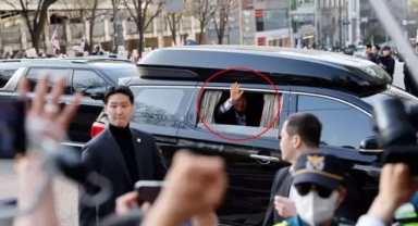 Görevden alınan devlet başkanı resmi konuttan ayrıldı