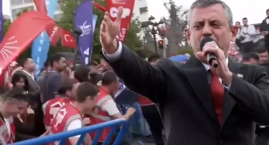 Özel'in çağrısıyla barikatları yıkıp geçtiler 