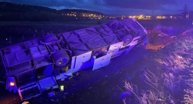 Sivas'ta yolcu otobüsü devrildi