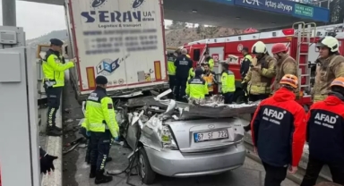 Tırın altına giren otomobil kağıt gibi ezildi