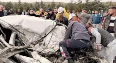 Tırla çarpışan otomobil hurdaya döndü