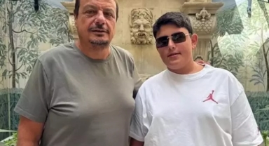 Babasının yuhalandığını görünce telefona sarıldı