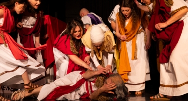 Bi Değişik Tiyatro’dan : Eşek Arıları