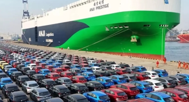 Dünyanın en büyük otomobil gemisi yola çıktı