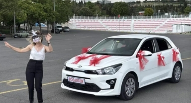 Eşinden boşanan kadın maske takıp göbek attı