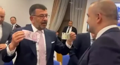 Merkez Bankası Başkanı'na dövizli protesto 