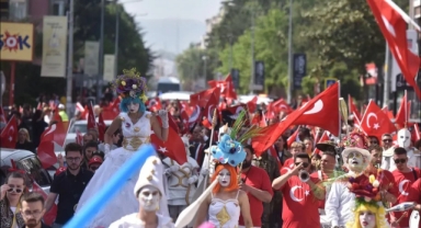 MİNİKLER BAYRAMIN TADINI ALTIEYLÜL'DE ÇIKARDI