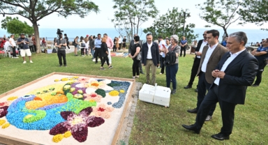 Muratpaşa'da Çiçek Desenleriyle Açık Hava Sanat Şöleni