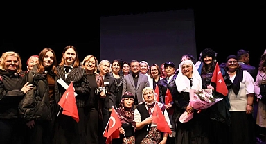 ZAMANSIZ KADINLAR GÖSTERİSİ BÜYÜLEDİ