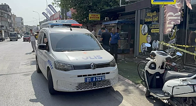 Annesini bıçaklayıp boğazını kesti