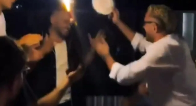 Barış Alper Yılmaz arkadaşının kafasında tabak kırdı