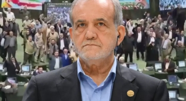 İran Meclisi 'Amerika ve İsrail'e ölüm' sloganlarıyla inledi