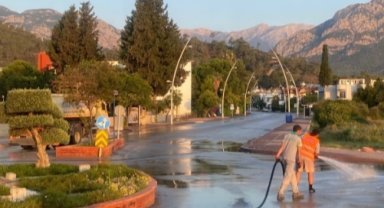 Kemer Belediyesi Gece Boyunca Tozlu Yolları Yıkayarak Temizliyor