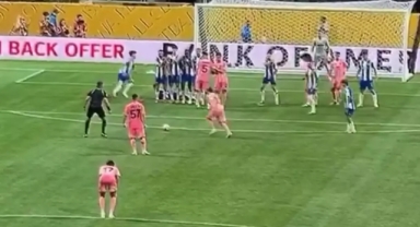 Lionel Messi'den Porto'ya şık frikik