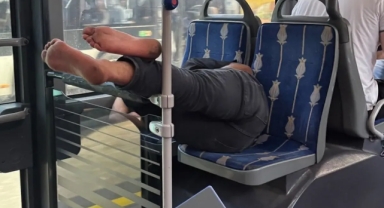 Metrobüste pes dedirten görüntü