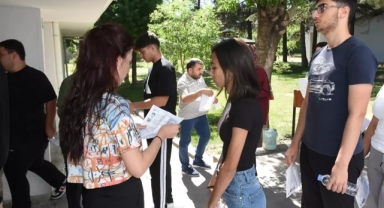 Milyonlarca öğrenci ter döküyor