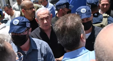 Netanyahu İran'ın enkaza çevirdiği Bat Yam kentinde görüntülendi