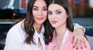 Kendisine gelen +18 mesajları canlı yayında gösterdi