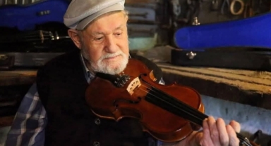 91 Yaşındaki Yusuf Dede, Evindeki Kömürlüğünden Avrupa’ya Keman İhracatı Yaptı