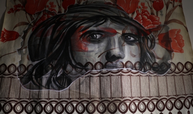 Gaziantep’te 25 Yaşındaki Ressam Ferhat Gümüş, Atıl Halı ve Perdeleri Sanat Eserine Dönüştürüyor