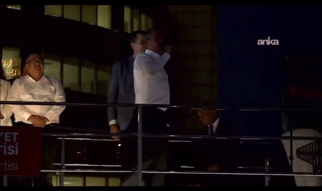 Özgür Özel’den Sert Sözler: “Bir Siyasi Yankesici ve Kapkaççıyla Karşı Karşıyayız”