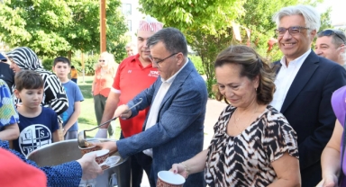 ŞEHİRLİ AİLESİNDEN KOMŞULARINA AŞURE HAYRI