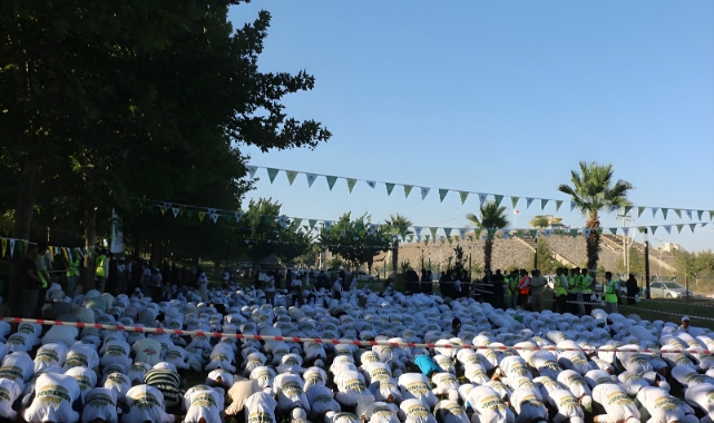 “Urfa’da Vakıf Etkinliğinde Çocuklara Meydanda Namaz Kıldırıldı”