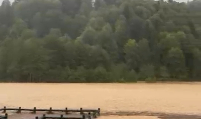 Borçka’da Sağanak Sonrası Sel: Köy Yolları Kapandı, Karagöl Tesisleri Sular Altında