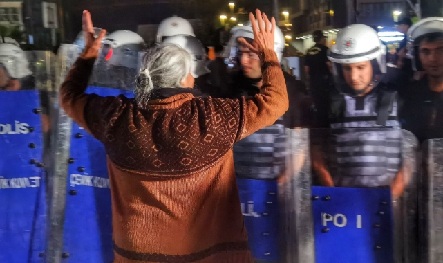 “CHP İstanbul İl Binası Önündeki Teyze, Kayyıma Direndi: Polis Müdahalesini Barikat Üzerinden Engellemeye Çalıştı”