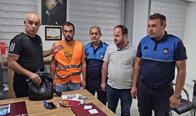Hatay’da Temizlik Personelinin Dürüst Davranışı, Depremzedeye 1 Milyon Liralık Çantasını Geri Kazandırdı