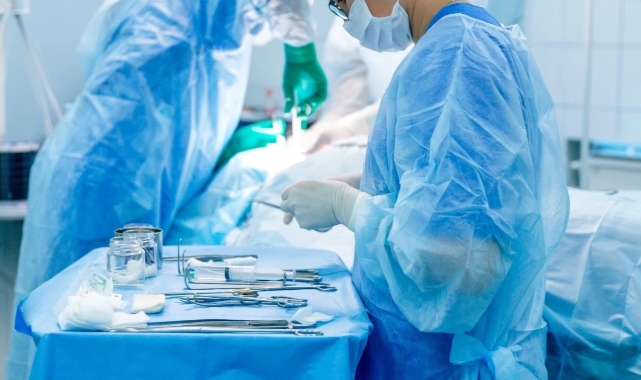 İngiltere’de Ameliyat Ortasında “Cinsel Suistimal” İddiası: Doktor ve Hemşire İçin Disiplin Süreci