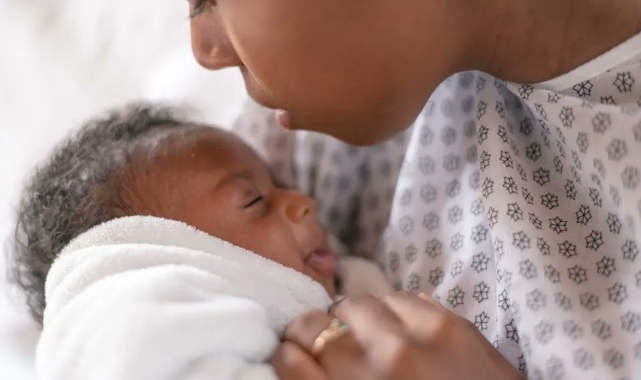 İngiltere’de Doğum Servislerinde Irkçılık: Siyah Kadınların Ölüm Riski 2,3 Kat Artıyor