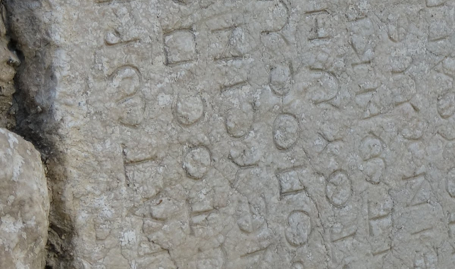 Burdur’da Heyecan Verici Keşif: Duvar Taşlarının 1 800 Yıllık “Mektup” Olduğu İddia Edildi