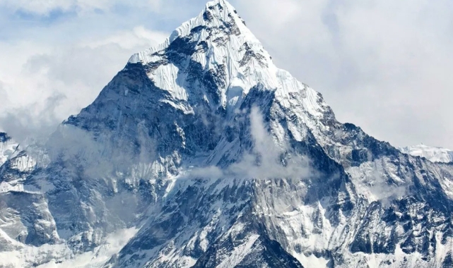 Everest’in Doğu Yamaçlarında Meydana Gelen Kar Fırtınasında 1 Kişi Hayatını Kaybetti, 137 Kişi Güvenli Bölgelerde Tahliye Edildi