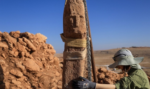 Karahantepe Kazılarında Arkeoloji Dünyasını Sarsan Keşif: İnsan Yüzlü T Biçimli Dikilitaş Gün Yüzüne Çıkarıldı