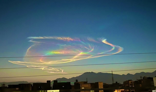 Pakistan semalarında büyüleyici doğa olayı: Ketta Vadisi’nde “ateş gökkuşağı” görüldü